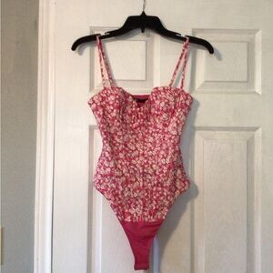 🛼🥁🧩 Zara pink white floral bodysuit